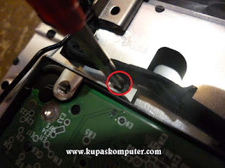 Baut pengunci hard disk lenovo yang harus di lepas Baut pengunci hard disk lenovo E10-30 yang harus di lepas