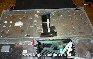 Melepas pengunci kedua keyboard Acer E1-410 Melepas pengunci kedua keyboard Acer E1-410