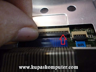 Konektor keyboard lenovo yang harus dilepas Konektor keyboard lenovo E10-30 yang harus dilepas