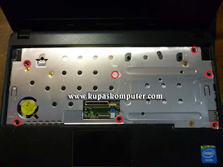 Baut yang harus dilepas dibalik keyboard lenovo E10-30