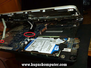 Posisi bodi Laptop Acer E1-410 dalam kondisi terbuka Posisi bodi Laptop Acer E1-410 dalam kondisi terbuka