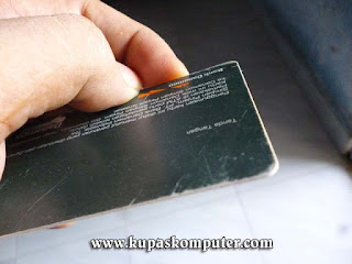 Kartu ATM untuk membantu melepas bodi atas Acer E1-410 Kartu ATM untuk membantu melepas bodi atas Acer E1-410