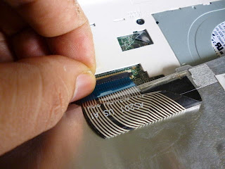 Melepas konektor keyboard acer one D270